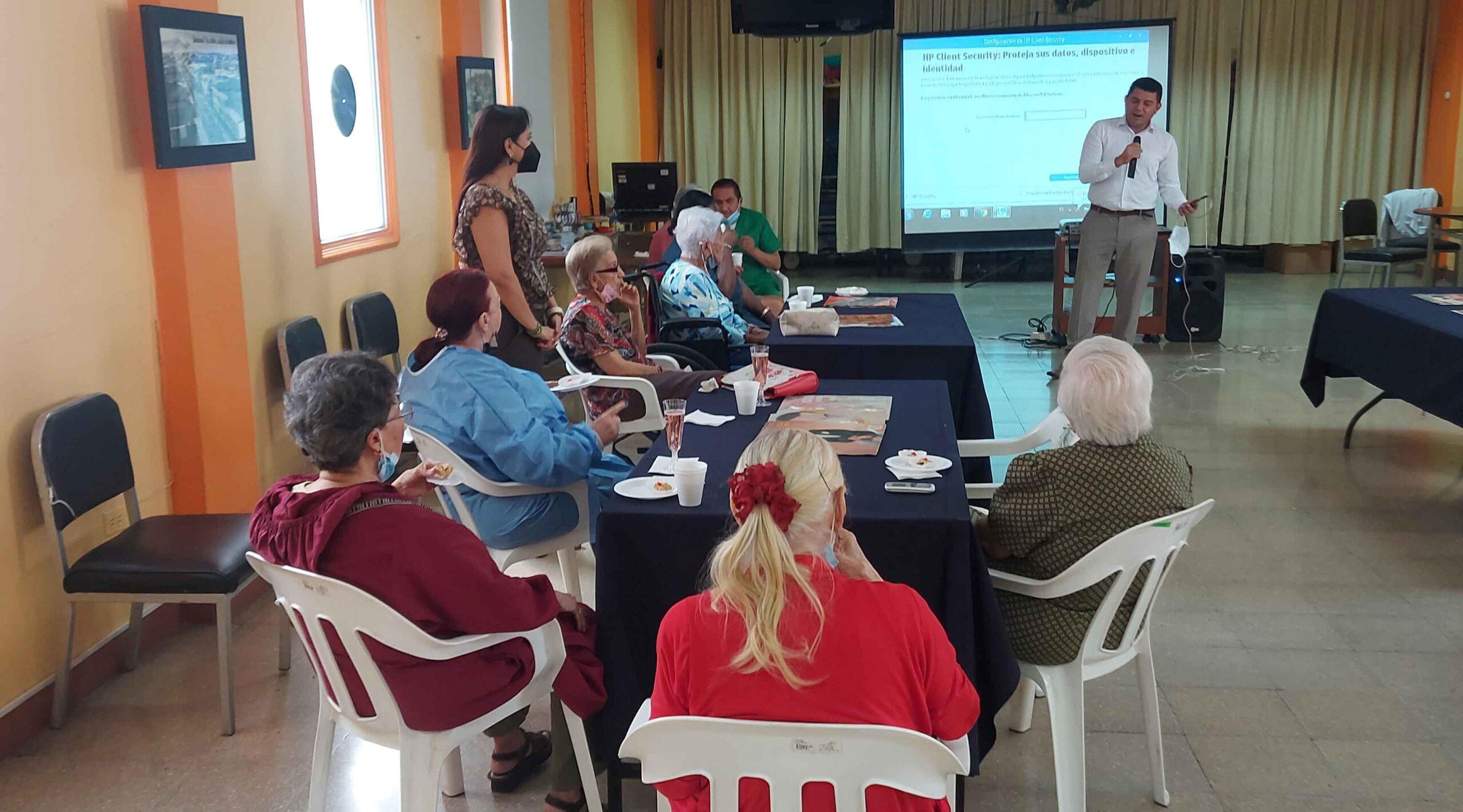 Adultos mayores disfrutan de un nuevo comienzo en el Hogar Corazón de ...